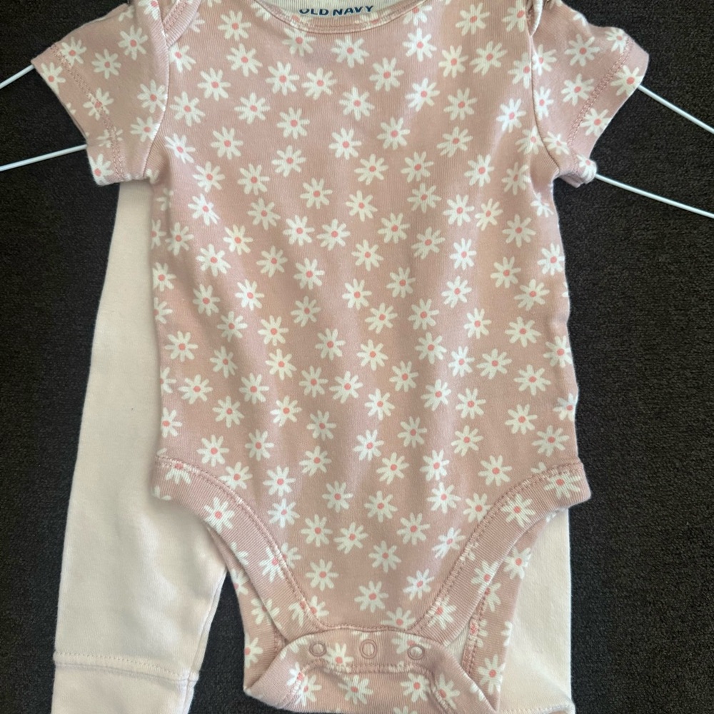 Old Navy Floral Bodysuit & Cloud Island Pink Pants Set 3–6M